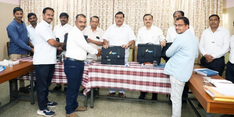 ‘गोकुळ’ तर्फे कृत्रिम रेतन सेवकांना रेतन साहित्य वाटप