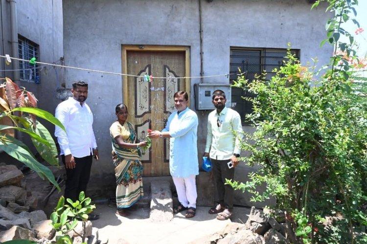 खा. धनंजय महाडिक यांचा शिये गावाला दौरा; स्वच्छता मोहिमेत सहभाग, विविध योजनांचा आढावा