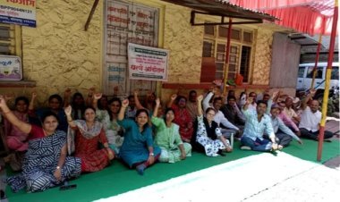 कृषी सहायकांचे विविध मागण्यांसाठी करवीर कृषी कार्यालयासमोर धरणे आंदोलन