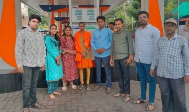 पेट्रोल पंपावर काम करणाऱ्या कोल्हापुरच्या प्राची लाखे हिचा युवासेनेच्या वतीने सत्कार