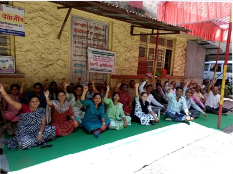 कृषी सहायकांचे विविध मागण्यांसाठी करवीर कृषी कार्यालयासमोर धरणे आंदोलन