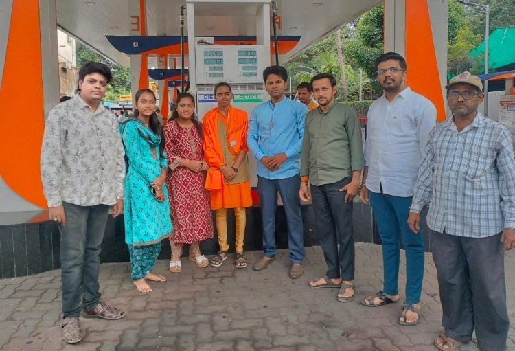 पेट्रोल पंपावर काम करणाऱ्या कोल्हापुरच्या प्राची लाखे हिचा युवासेनेच्या वतीने सत्कार