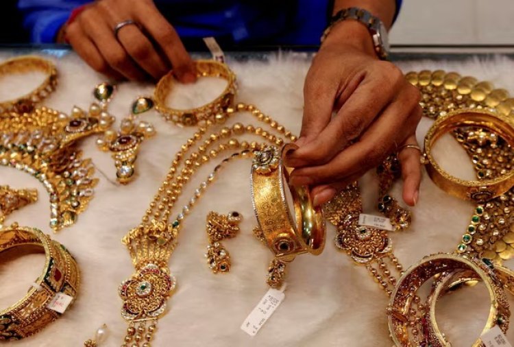 Gold Rate Today : गगनभरारी घेतलेल्या सोन्यात मोठी घसरण,  भाव किती उतरला ?
