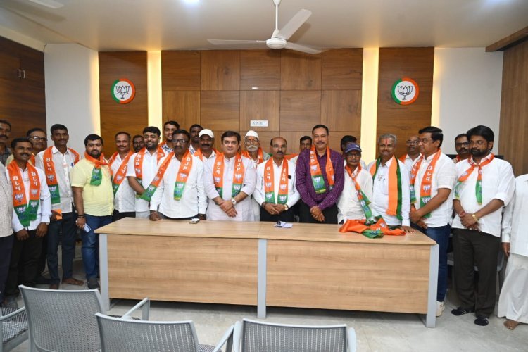 राधानगरीतील गुडाळ येथील दूध संस्थेच्या पदाधिकाऱ्यांसह प्रमुख कार्यकर्त्यांचा भाजपमध्ये प्रवेश ; खा. महाडिक यांच्याकडून स्वागत
