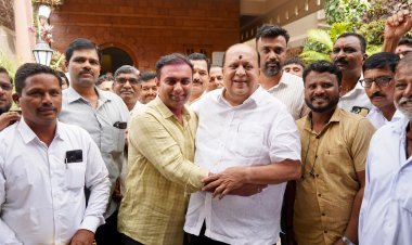 वडिलांना मिठी मारताच नवीद मुश्रीफ झाले भावूक