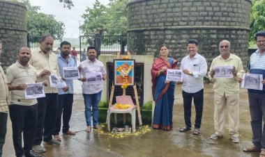 लोकराजा शाहू महाराज यांच्या कार्याचे पोस्टर घेऊन कार्यकर्त्यांनी लोकहिताचा संदेश दिला