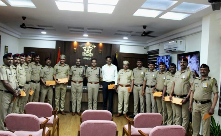 स्थानिक गुन्हे शाखेने १ कोटी ७८ लाख रूपयांची चोरी पकडली ; पोलीस अधीक्षकांकडून सत्कार