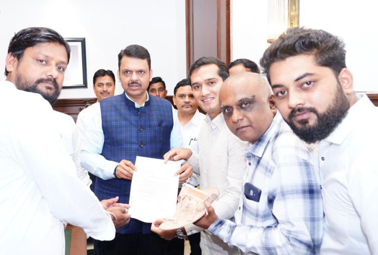 कोल्हापूरी चप्पलच्या रक्षणासाठी कृष्णराज महाडिक यांनी घेतली मुख्यमंत्र्यांची भेट