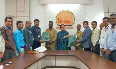 आय.डी.बी.आय. बँक ऑफ महाराष्ट्र व बँक ऑफ बडौंदा यांच्याकडून कर्मचा-यांसाठी गमबुट व रेनकोट