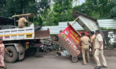 मुख्य रस्त्यावरील दुकानाबाहेर लावलेल्या अतिक्रमणावर कारवाई