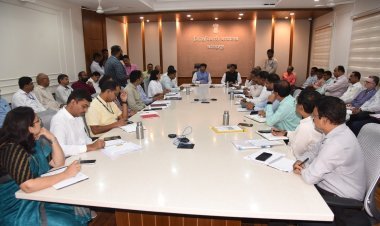 जिल्हाधिकारी कार्यालयातील बैठकीत महापालिका कामांचा आढावा