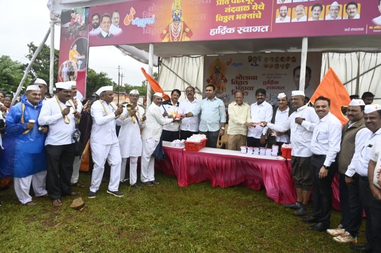 आषाढी एकादशी निमित्त नंदवाळ दिंडीत वारकऱ्यांना ‘गोकुळ’ तर्फे सुगंधी दूध व हरीपाठ वाटप
