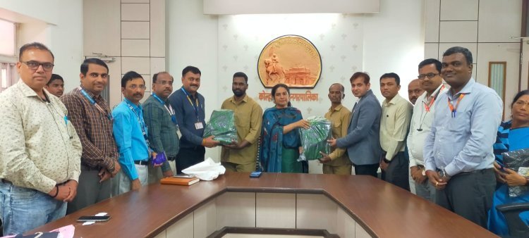 आय.डी.बी.आय. बँक ऑफ महाराष्ट्र व बँक ऑफ बडौंदा यांच्याकडून कर्मचा-यांसाठी गमबुट व रेनकोट