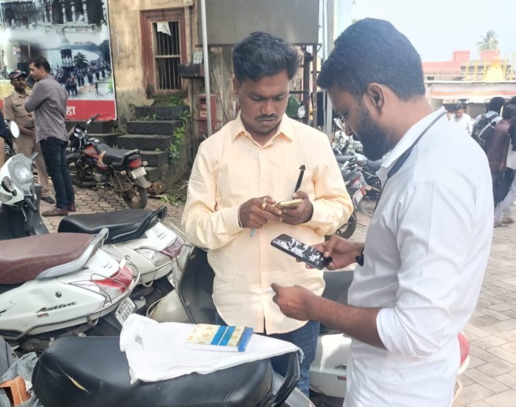 रस्त्यावर कचरा टाकणाऱ्या नागरिकाने भरला 'इतक्या' रूपयांचा दंड