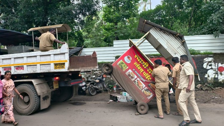 मुख्य रस्त्यावरील दुकानाबाहेर लावलेल्या अतिक्रमणावर कारवाई