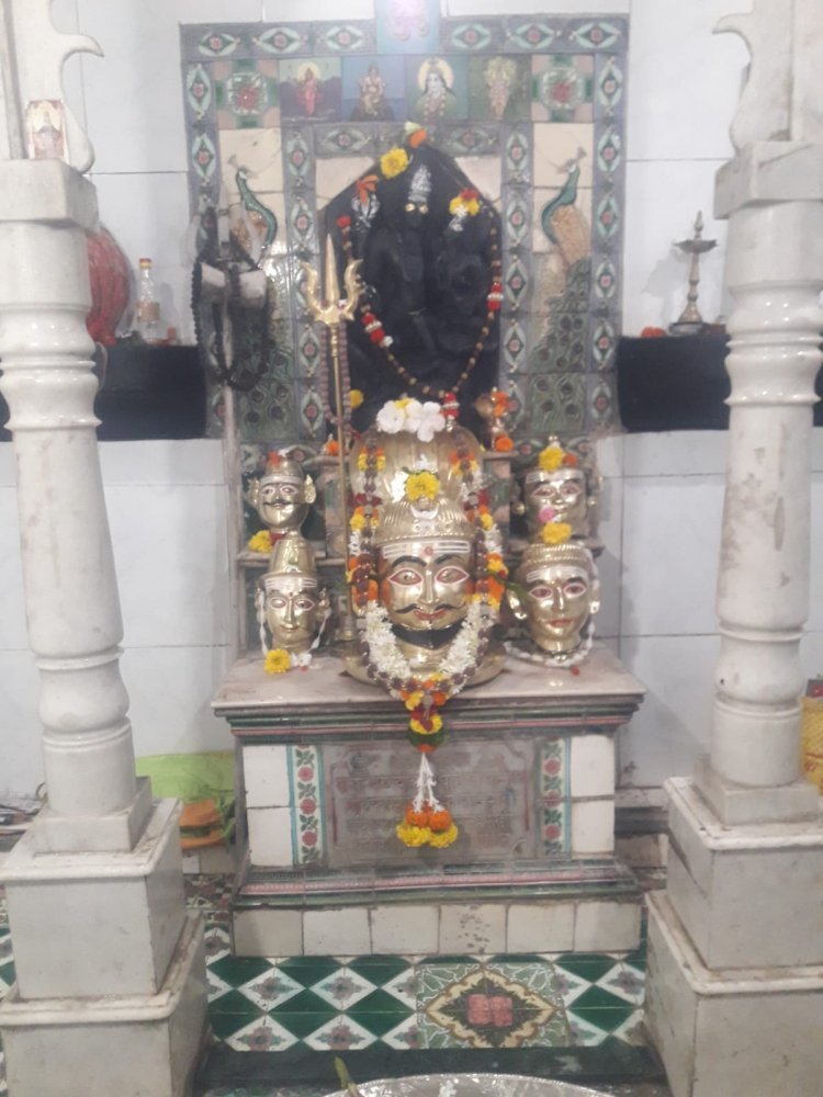 पहिला श्रावण सोमवार निमित्त कसबा बीड व महादेव सातेरी मंदिरात दर्शनासाठी भाविकांच्या लांबच लांब रांगा