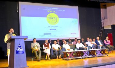 "बदलते तंत्रज्ञान आत्मसात करत आपल्या क्षेत्रात सर्वोत्तम बना" -  अच्युत गोडबोले