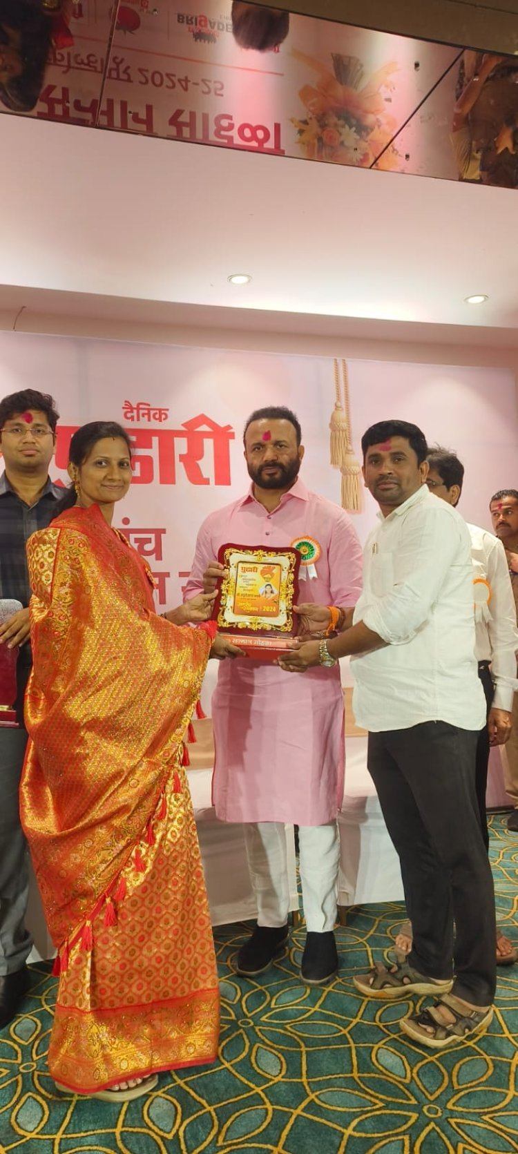 तुरंबेच्या माजी सरपंच मयुरी भावके यांना ग्रामविकास मंत्री जयकुमार गोरे यांच्या हस्ते पुरस्कार