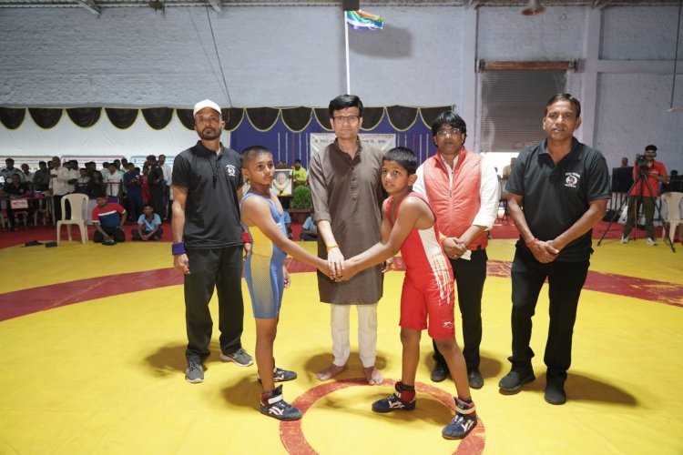 शाहू साखर कारखान्याच्या मॅटवरील कुस्ती स्पर्धेत पहिल्या दिवशीच्या बाल गटात १८० मल्लांचा सहभाग