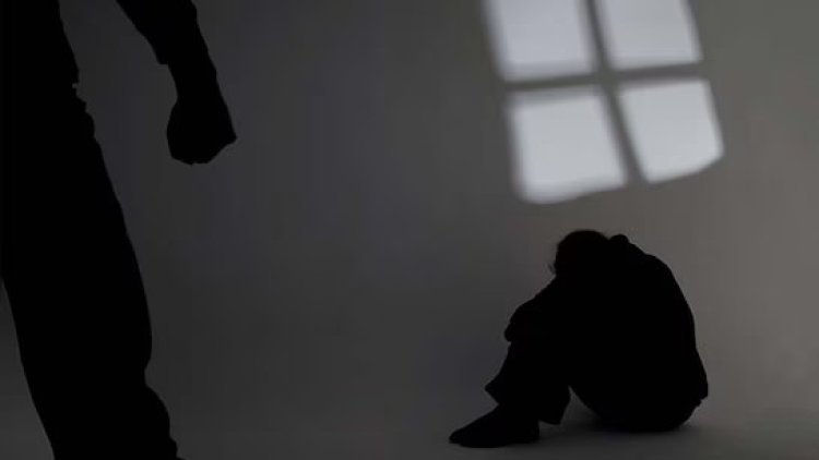 बीड हादरलं ;  'त्या' तरूणीसोबत परळी स्टेशनवर घडली धक्कादायक घटना