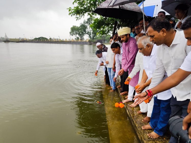 ऐतिहासिक जयसिंगराव तलावातील पाण्याचे राजे विरेंद्रसिंह घाटगे यांनी केले विधीवत जलपूजन