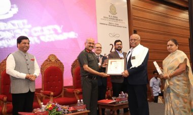 डी. वाय. पाटील अभिमत विद्यापीठाकडून डॉ. मोरे, डॉ. शिंदे यांचा बेस्ट टीचर अवॉर्डने सन्मान
