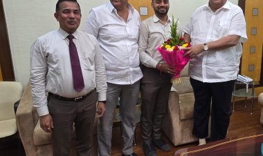 केडीसीसीच्या कर्मचाऱ्यांने सापडलेला पाच तोळ्यांचा दागिना केला परत