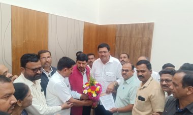 ना. रामदास आठवले यांना शिक्षक समितीने टीईटी संदर्भात दिले निवेदन