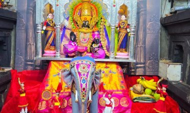 नवरात्रोत्सवाच्या सहाव्या दिवशी श्री अंबाबाईची अंबारीतील शाही पूजा
