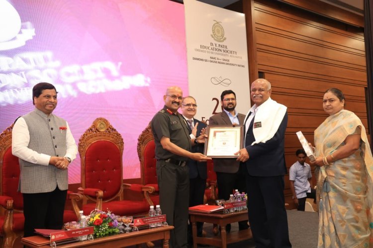 डी. वाय. पाटील अभिमत विद्यापीठाकडून डॉ. मोरे, डॉ. शिंदे यांचा बेस्ट टीचर अवॉर्डने सन्मान