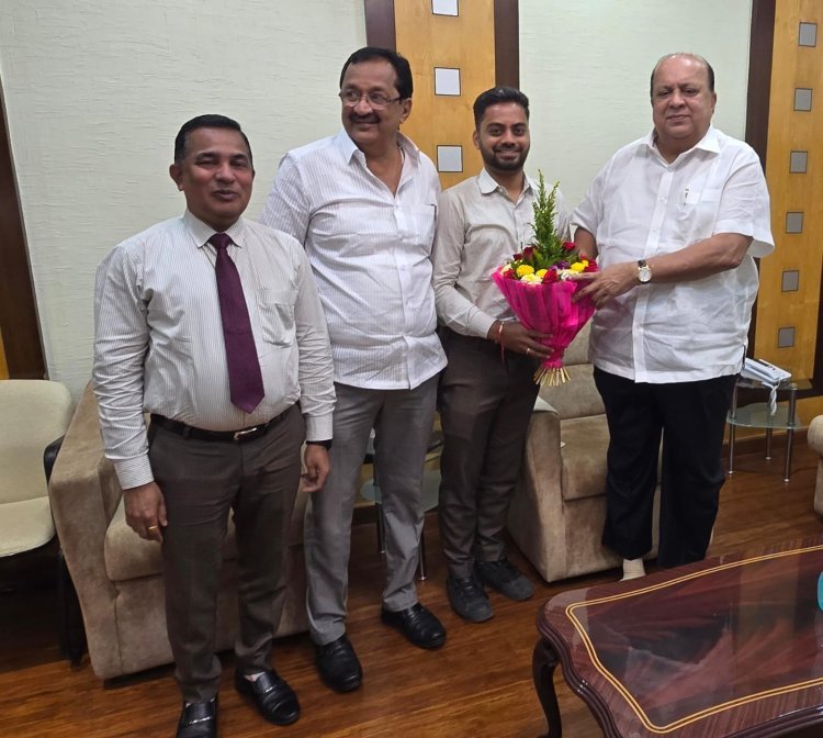 केडीसीसीच्या कर्मचाऱ्यांने सापडलेला पाच तोळ्यांचा दागिना केला परत