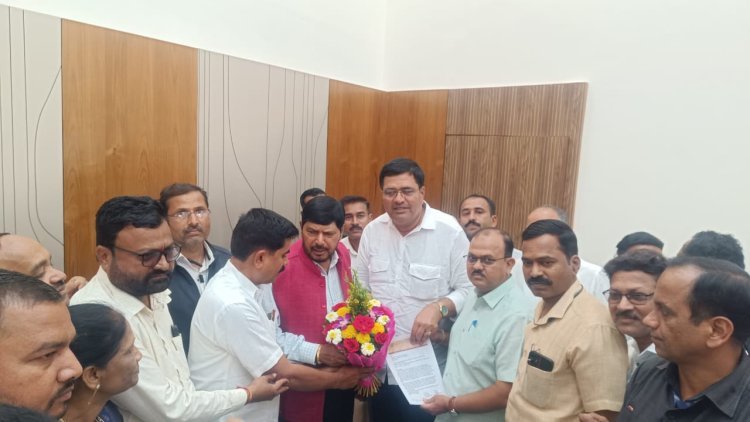 ना. रामदास आठवले यांना शिक्षक समितीने टीईटी संदर्भात दिले निवेदन