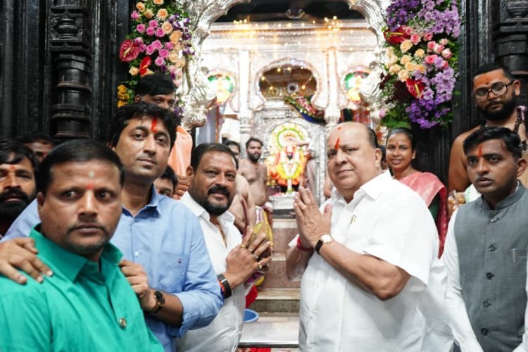 करवीर निवासीनी आई अंबाबाई देवीचे मंत्री हसन मुश्रीफ यांनी घेतले दर्शन