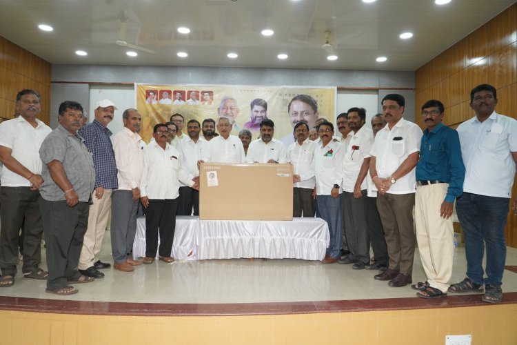 आ. जयंत आसगावकर यांच्या फंडातून 150 हून अधिक माध्यमिक शाळांना स्मार्ट टीव्ही वाटप