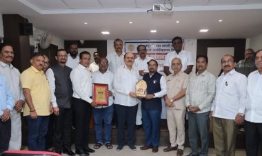 आवाडे जनता सहकारी बँकेला सर्वोत्कृष्ट बँक पुरस्कार प्रदान