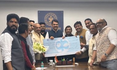 पूरग्रस्तांसाठी पृथ्वीराज कोठारी - ललित गांधी यांच्या उपस्थितीत मुख्यमंत्र्यांकडे धनादेश सुपूर्द