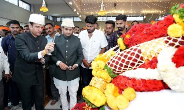 गहिनीनाथ गैबी पीर चरणी कागल सिनियर घाटगे घराण्याचा मानाचा चौथा गलेफ विधीवत अर्पण