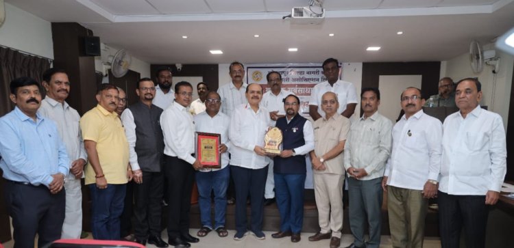 आवाडे जनता सहकारी बँकेला सर्वोत्कृष्ट बँक पुरस्कार प्रदान