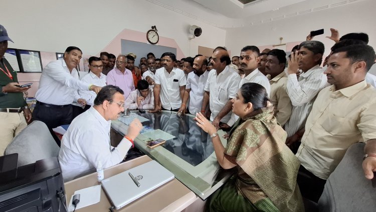 आक्रमक झालेल्या सभासदांनी गोकुळच्या कार्यकारी संचालकांना धरले धारेवर