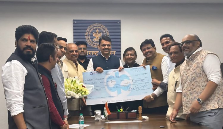 पूरग्रस्तांसाठी पृथ्वीराज कोठारी - ललित गांधी यांच्या उपस्थितीत मुख्यमंत्र्यांकडे धनादेश सुपूर्द