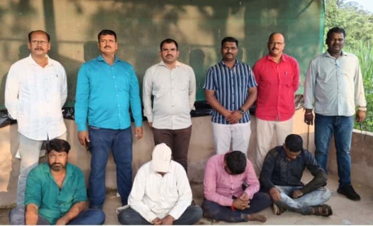 शेणगाव येथे पत्याच्या जुगारावर LCB ची धडक कारवाई ;  चार जणांना अटक, १.७९ लाखांचा मुद्देमाल जप्त