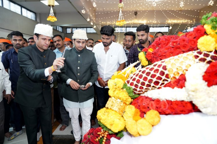 गहिनीनाथ गैबी पीर चरणी कागल सिनियर घाटगे घराण्याचा मानाचा चौथा गलेफ विधीवत अर्पण