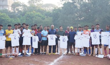 कोल्हापुरला लागले फुटबॉल स्पर्धांचे वेध ; यूथ आयकॉन कृष्णराज महाडिक यांच्यातर्फे संघांना किटचे वाटप