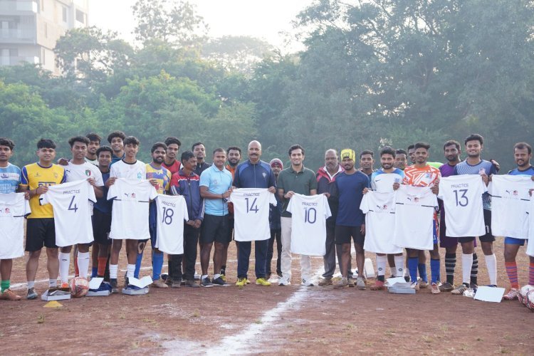 कोल्हापुरला लागले फुटबॉल स्पर्धांचे वेध ; यूथ आयकॉन कृष्णराज महाडिक यांच्यातर्फे संघांना किटचे वाटप