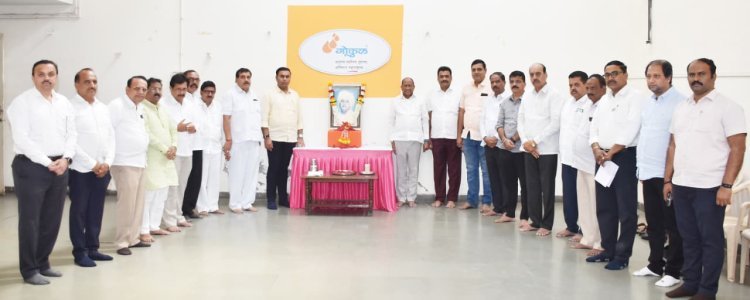 स्वर्गीय वसंतदादा पाटील यांना ‘गोकुळ’ तर्फे अभिवादन