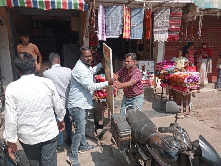 माळकर तिकटी, मटन मार्केटरोड व मुख्य रस्त्यावरील अनाधिकृत अतिक्रमणावर कारवाई