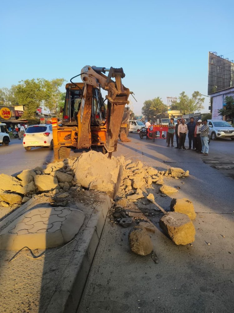 शिरोली जकात नाक्यातील जुना डिव्हायडर हटविण्याचे काम महापालिकेच्या वतीने सुरू