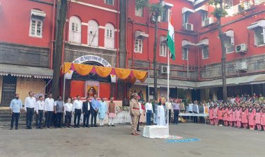 महापालिकेच्या 53 व्या वर्धापन दिनानिमित्त ध्वजारोहण