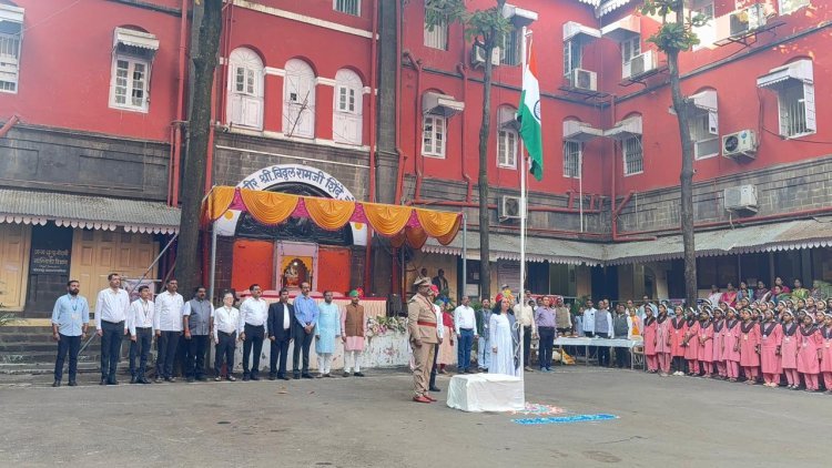 महापालिकेच्या 53 व्या वर्धापन दिनानिमित्त ध्वजारोहण