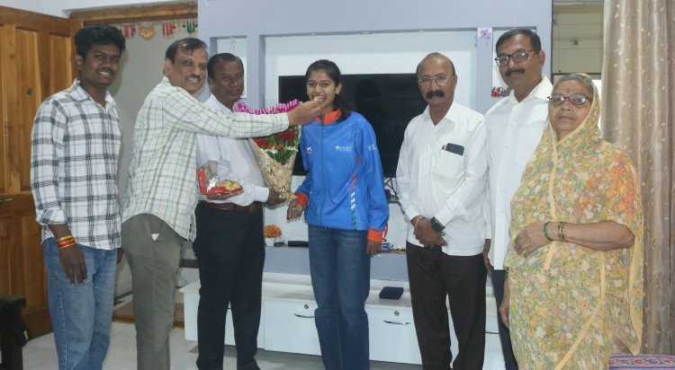 रिया पाटील हिचा विद्यार्थी पालक संघटनेतर्फे सत्कार